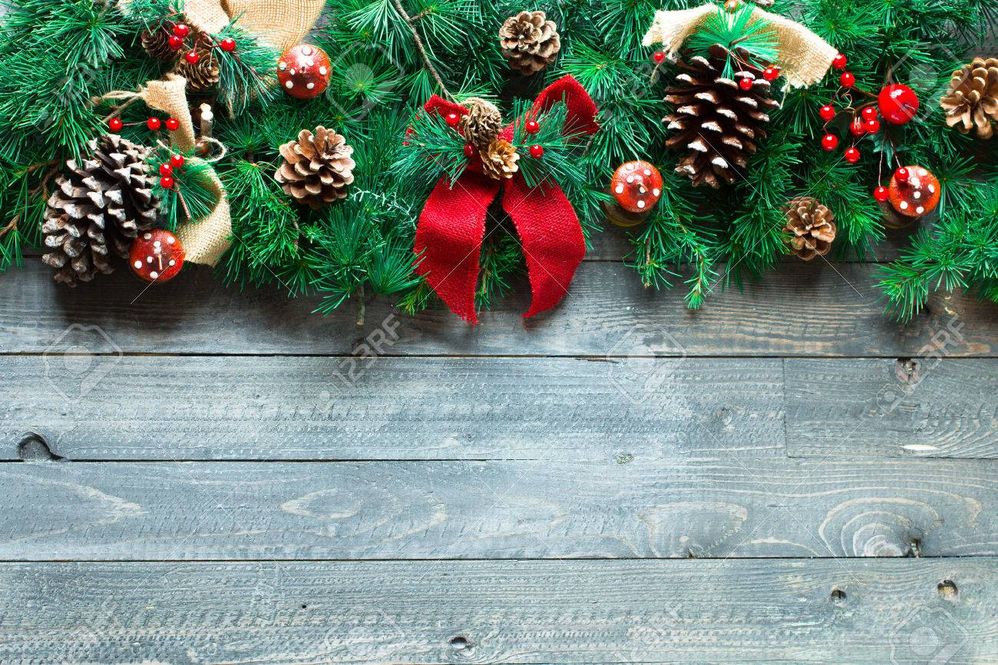 65551630-cadre-joyeux-noël-avec-du-vrai-bois-vert-sapin-boules-colorées-noeuds-avec-des-baies-et-d-autres-chos.jpg